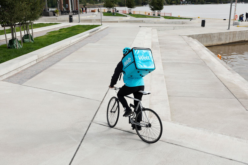 Wolt Kurier auf dem Fahrrad beim Ausliefern einer Bestellung © wolt.com